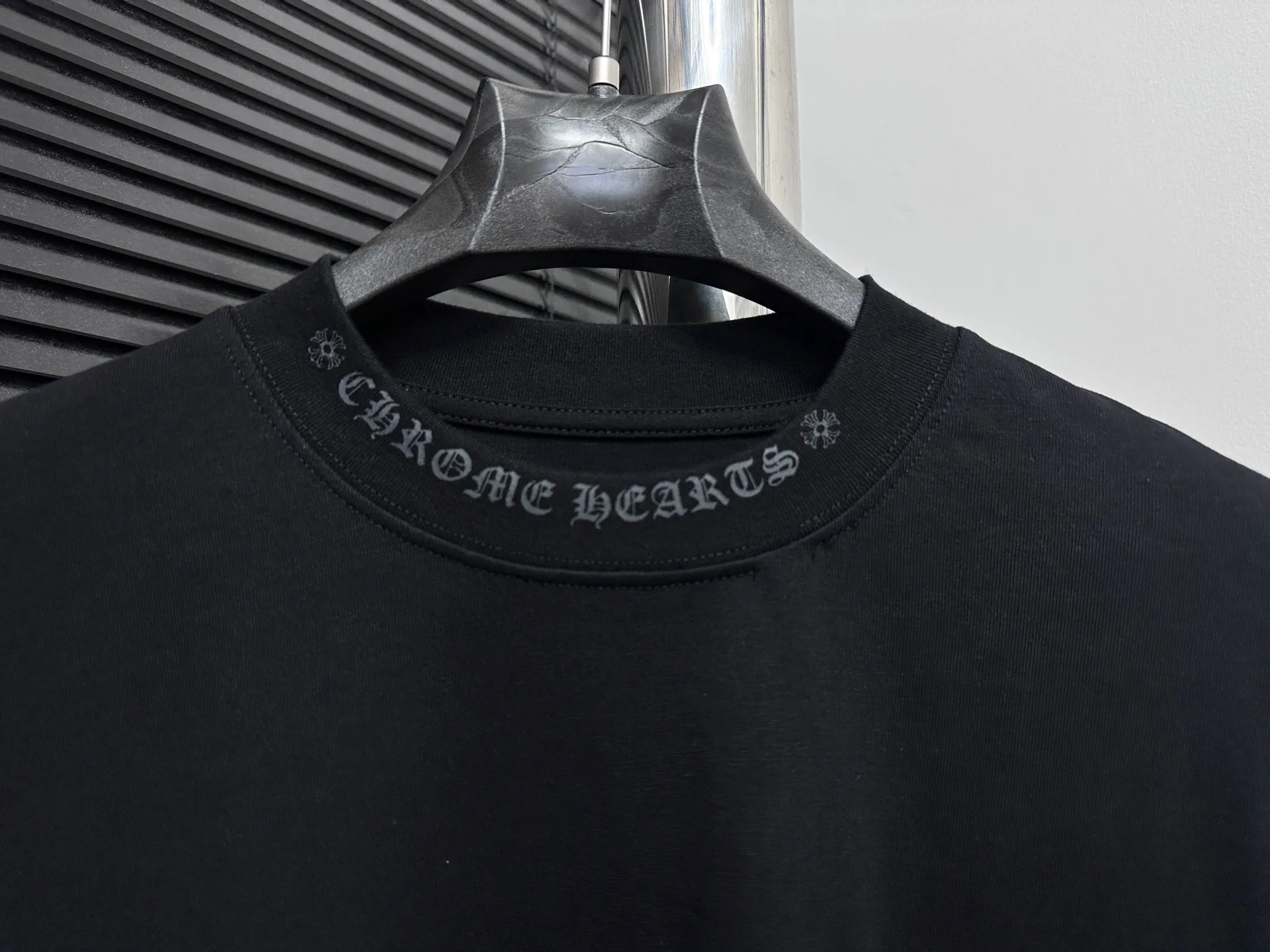 🅿️230 [Come Hearts] Crow Heart Graffiti Letters Limited Sanskrit Printed Long Sleeves, High Weight Threads on Collar and Cuffs, Custom Weaved and Dyed 280g Double Yarn Pure Cotton Fabric, Washed Anti-Counterfeiting Tags and other auxiliary labels are all correct versions, super conspicuous, super pretty, super stylish, same style for men and women! The overall upper body highlights fashion and individuality, and when worn together by a couple, it is a recommended T-shirt by the Street Ace!! Same style for men and women Size: XS-L